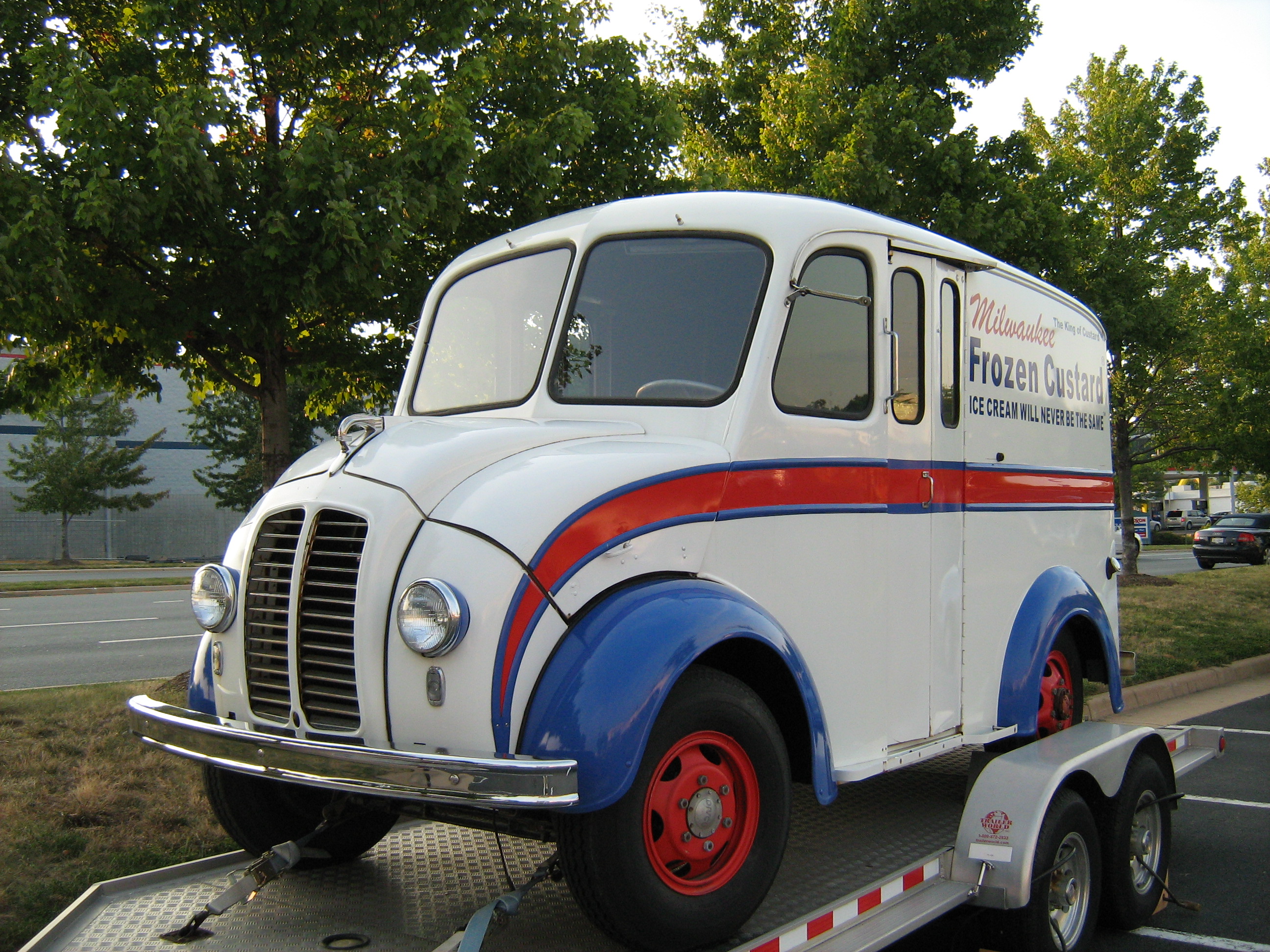 Divco delivery truck - front