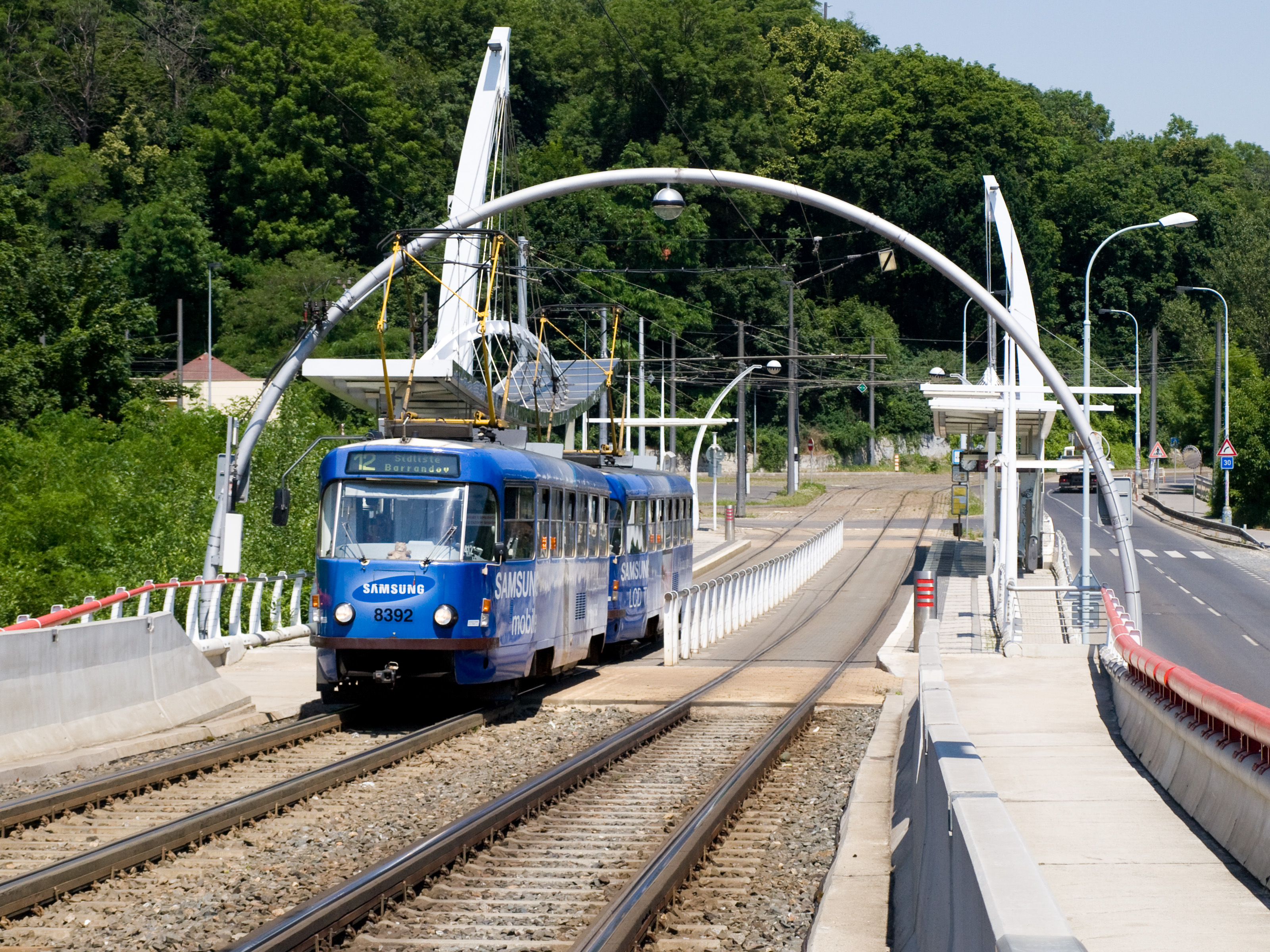 Hlubočepy, Tatra T3R.P opouští zastávku
