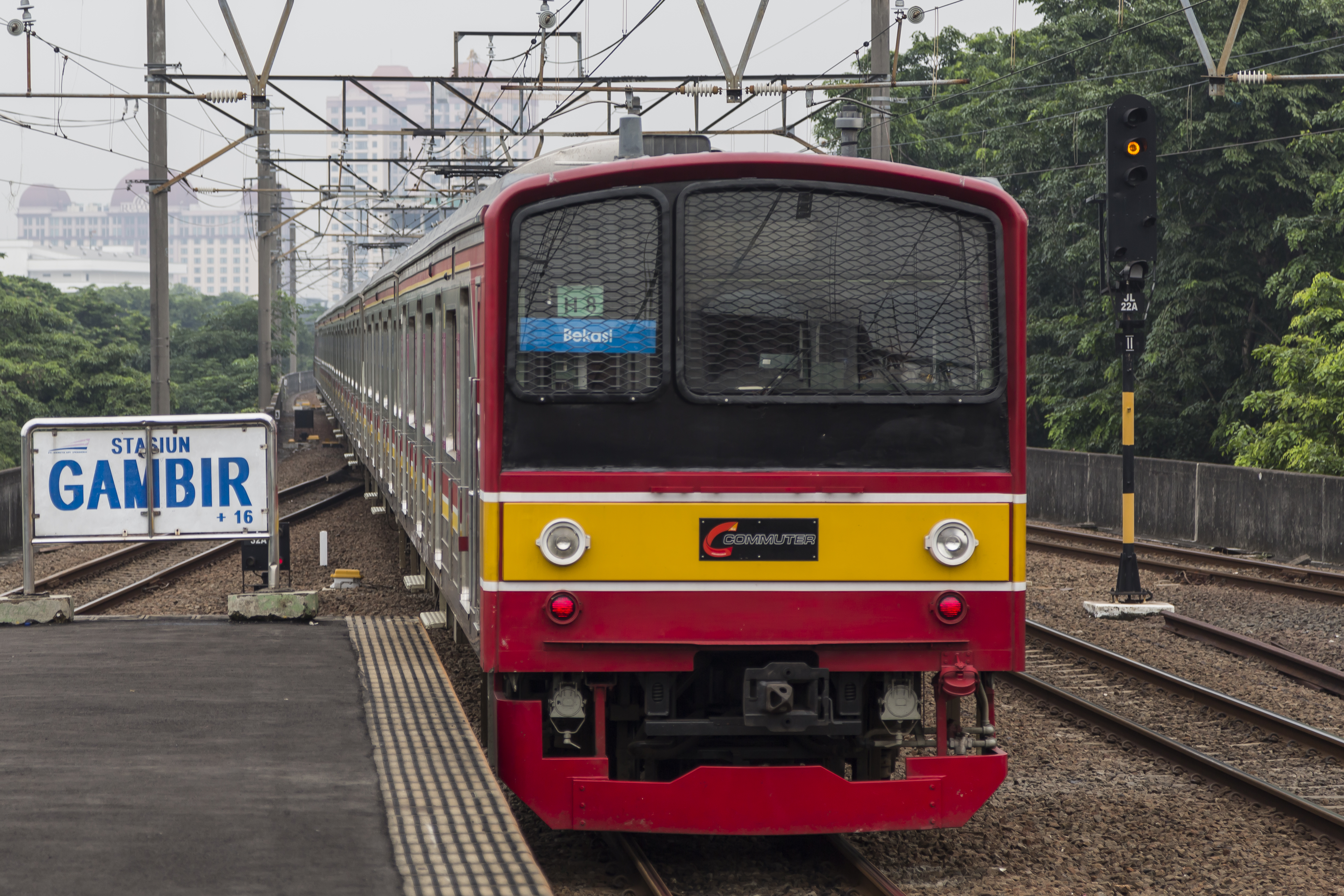 Jakarta Indonesia -Commuter-at-Stesen-Gambir-01