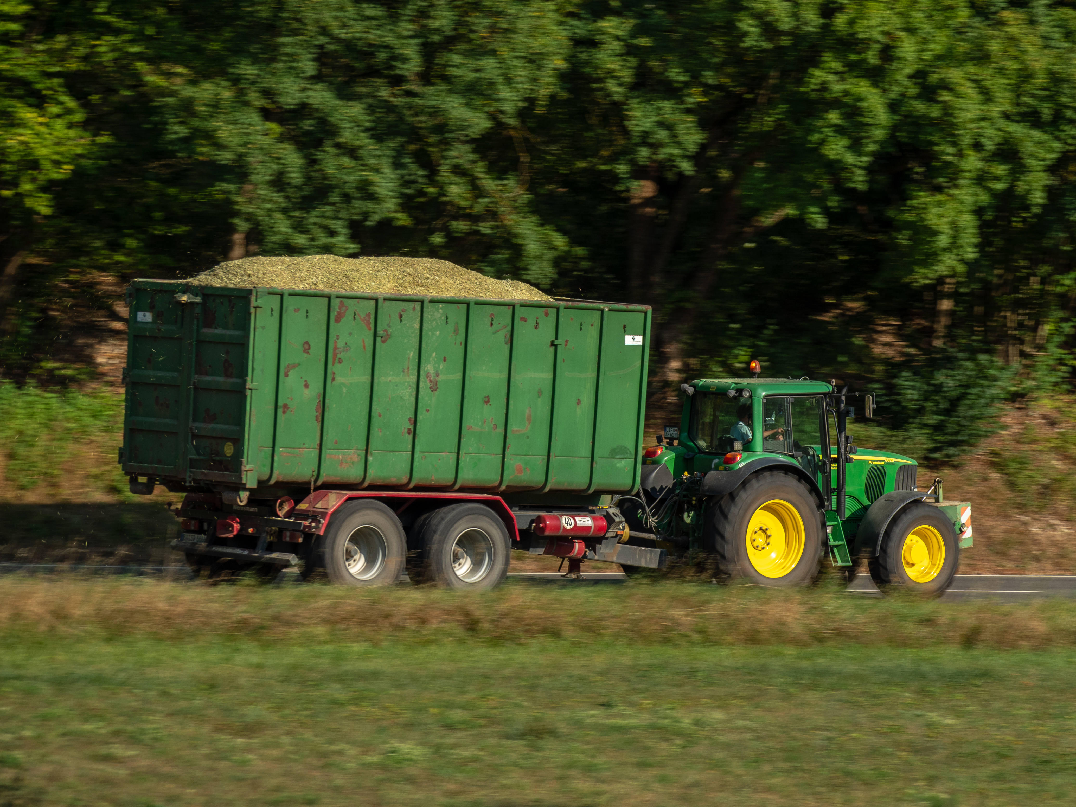 John Deere with trailer P8191534