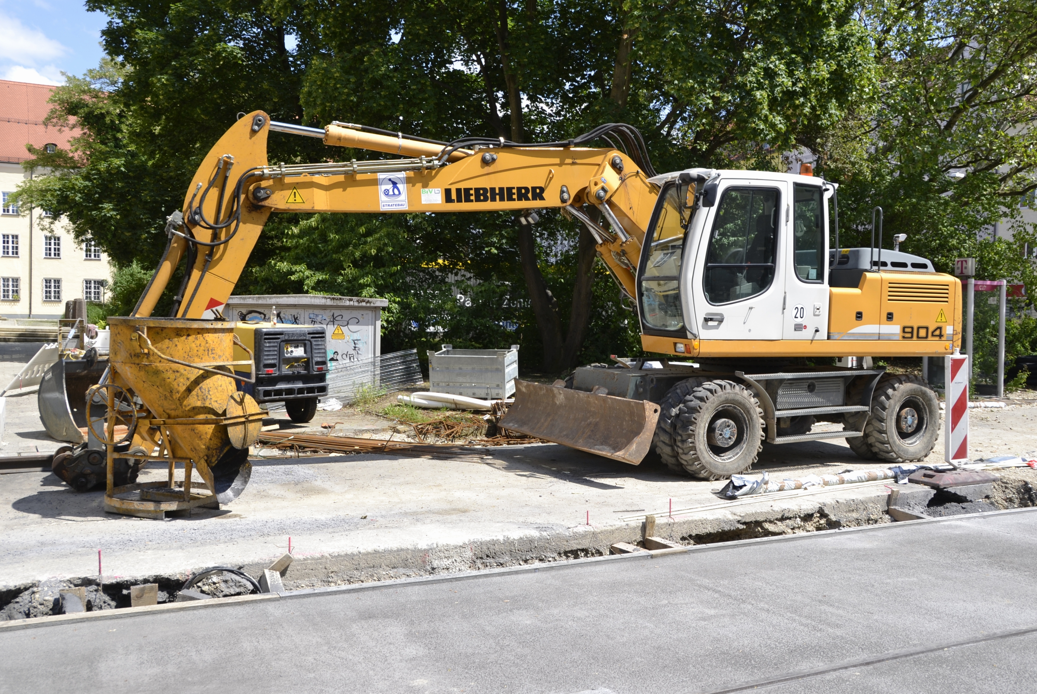 Liebherr 904 excavator