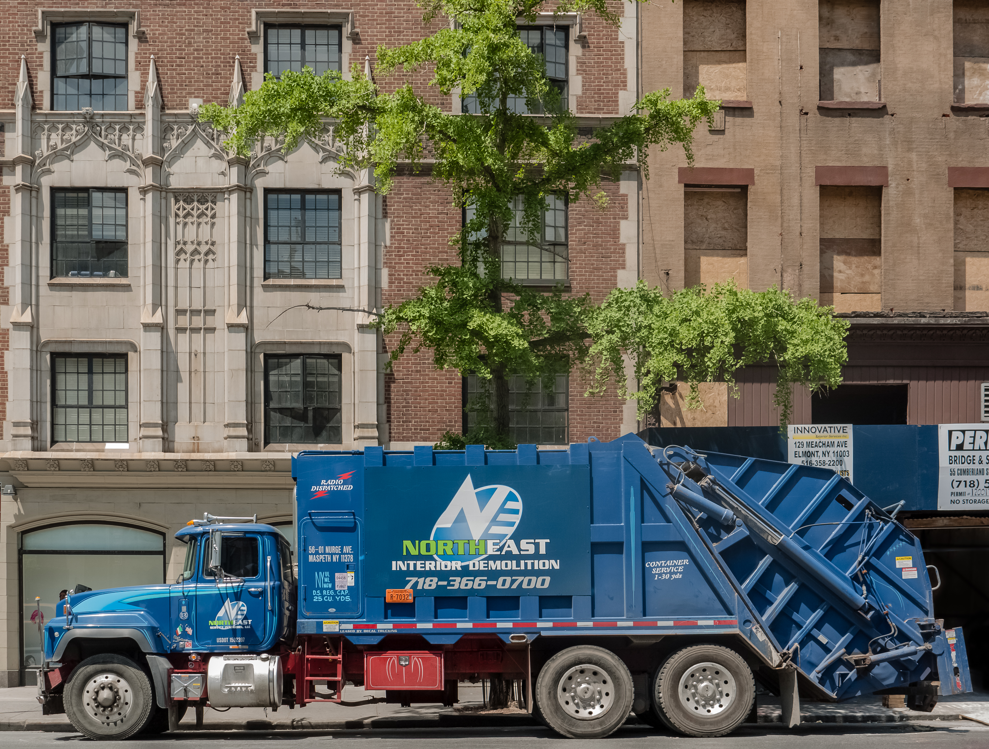 New York waste collection truck 1020884