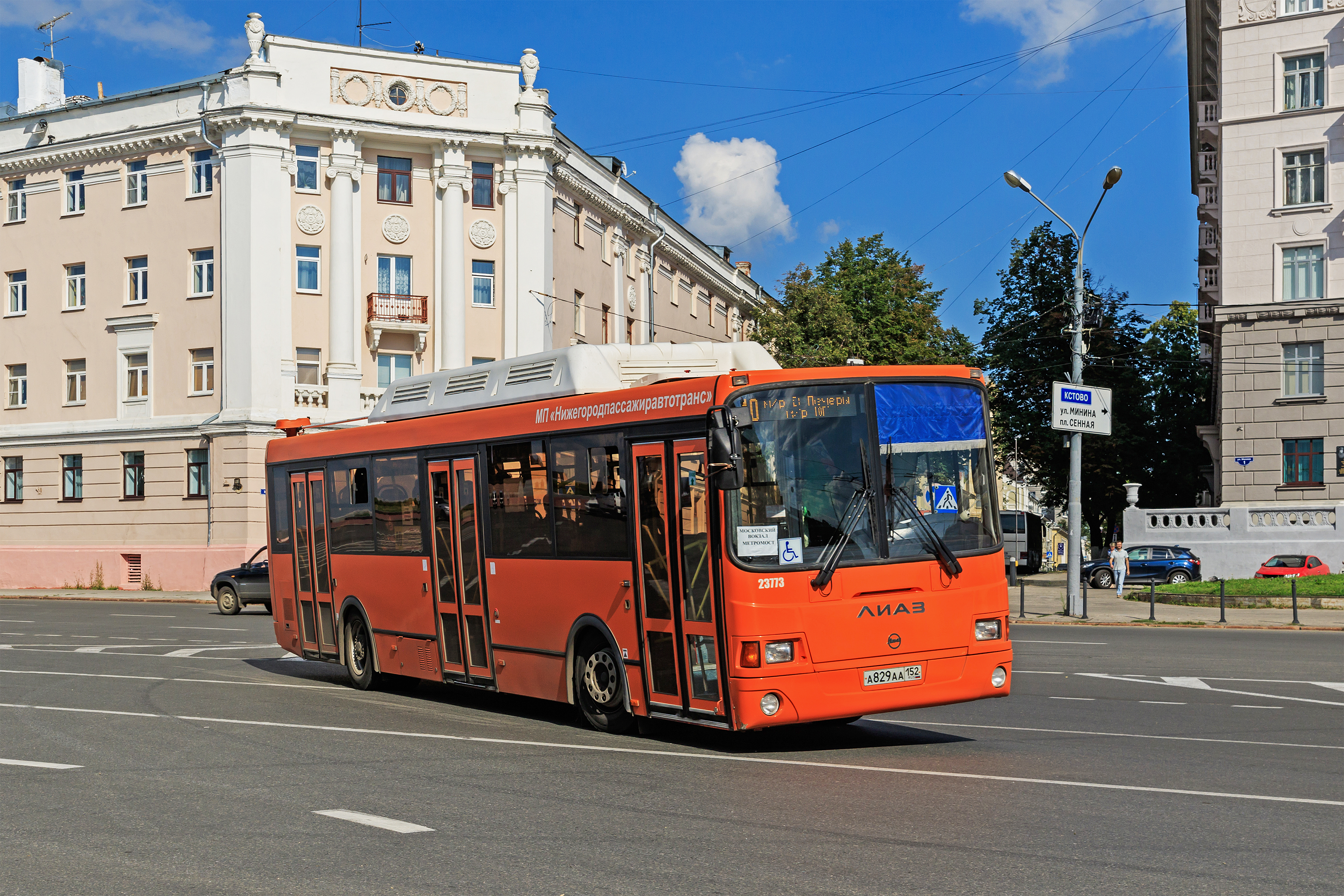 NN Minin and Pozharsky Square bus 08-2016