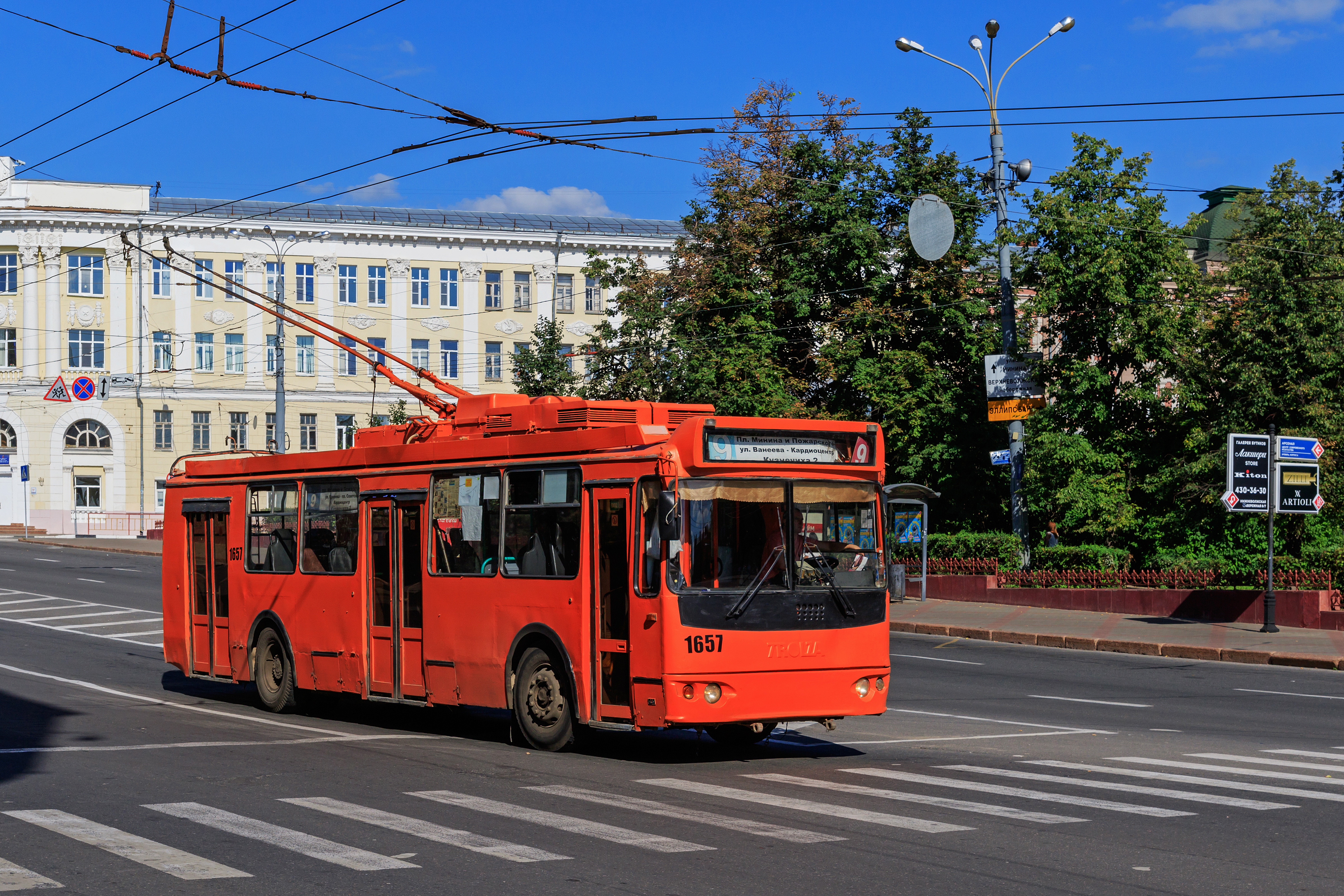 NN Minin and Pozharsky Square trolley 08-2016