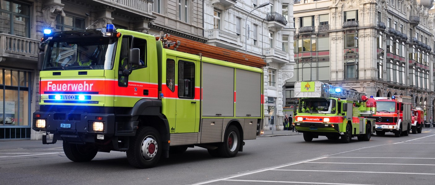 10 Jahre SRZ - Schutz & Rettung Zürich - 'Parade' - Feuerwehr Zollikon 2011-05-13 20-31-38 ShiftN