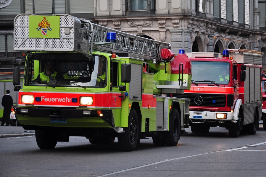 10 Jahre SRZ - Schutz & Rettung Zürich - 'Parade' - Feuerwehr Zollikon 2011-05-13 20-32-00 ShiftN