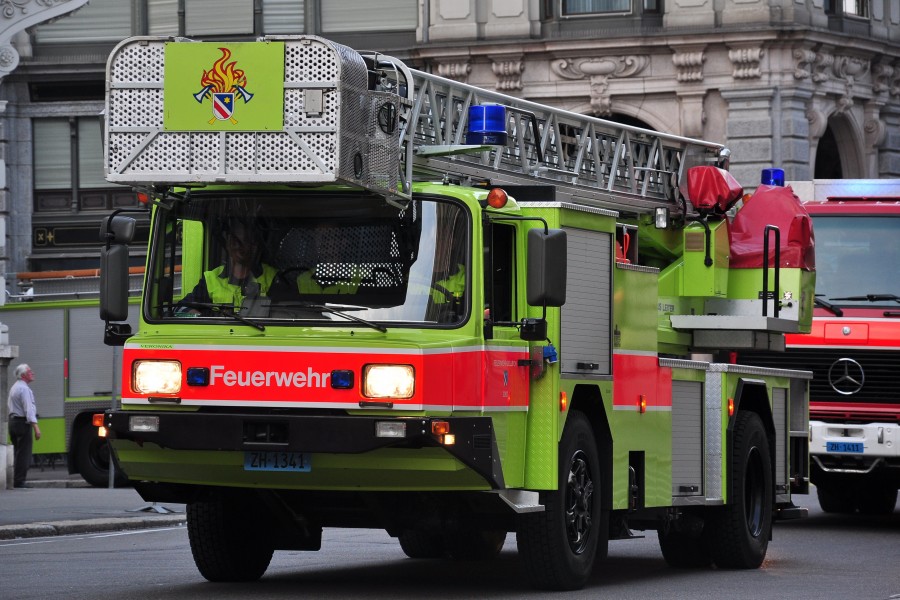 10 Jahre SRZ - Schutz & Rettung Zürich - 'Parade' - Feuerwehr Zollikon 2011-05-13 20-32-32 ShiftN