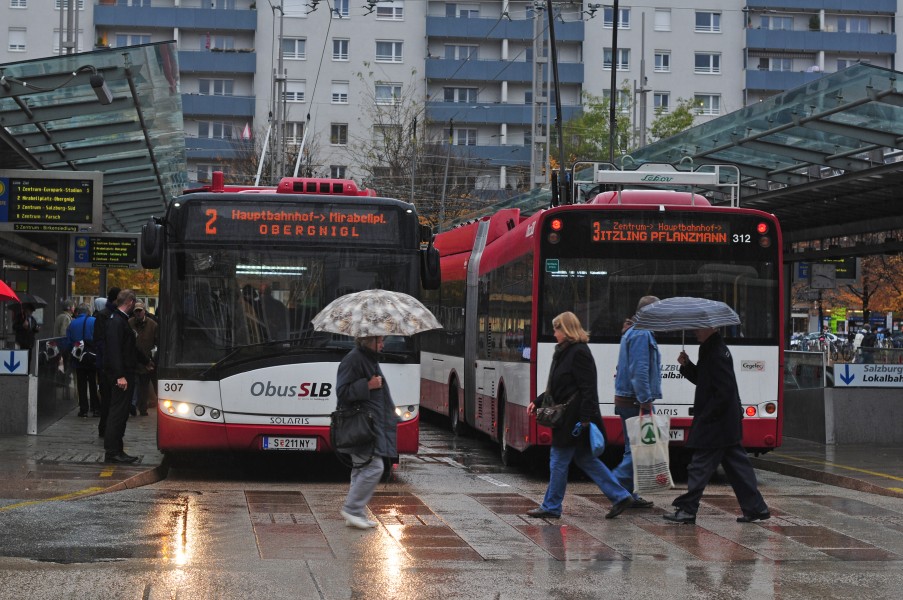 12-11-02-bus-am-bahnhof-salzburg-by-RalfR-02