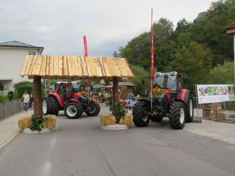 2017-09-23 (140) Lindner tractors positioned in the entrance area of Dirndlkirtage to prevent attacks, as in Nice on July 14, 2016