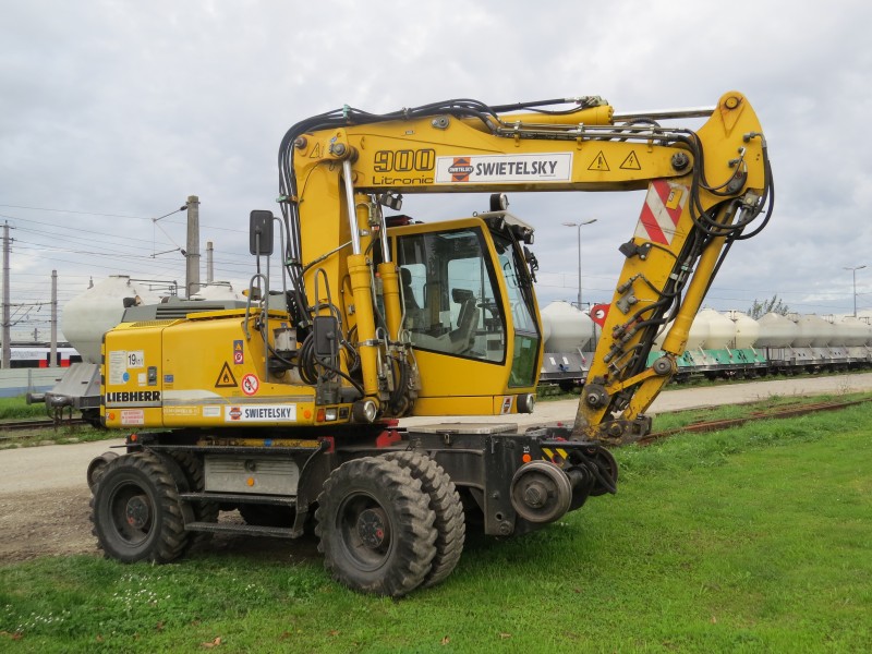 2017-10-05 (222) Liebherr 900 at Bahnhof St. Valentin