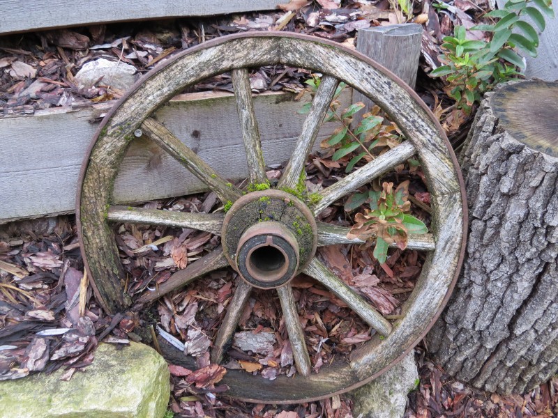 2018-01-12 (107) Old Cartwheel as garden decoration in Haltgraben, Frankenfels