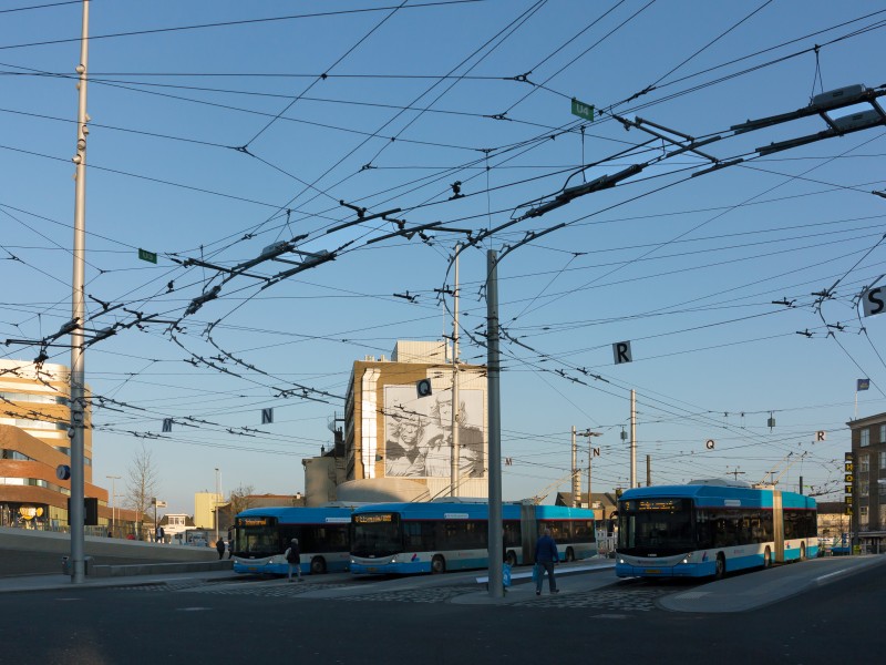 Arnhem, centraal trolleybusstation met Eric de Noorman foto2 2016-03-13 17.34