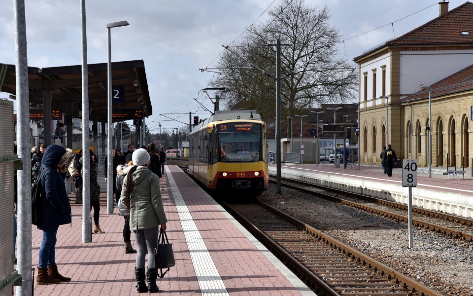 AVG899 Eppingen Einfahrt Fahrgäste