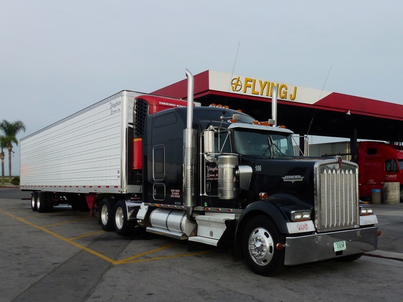 Bakersfield, (CA) Truck Kenworth at Flying J Travel (5)