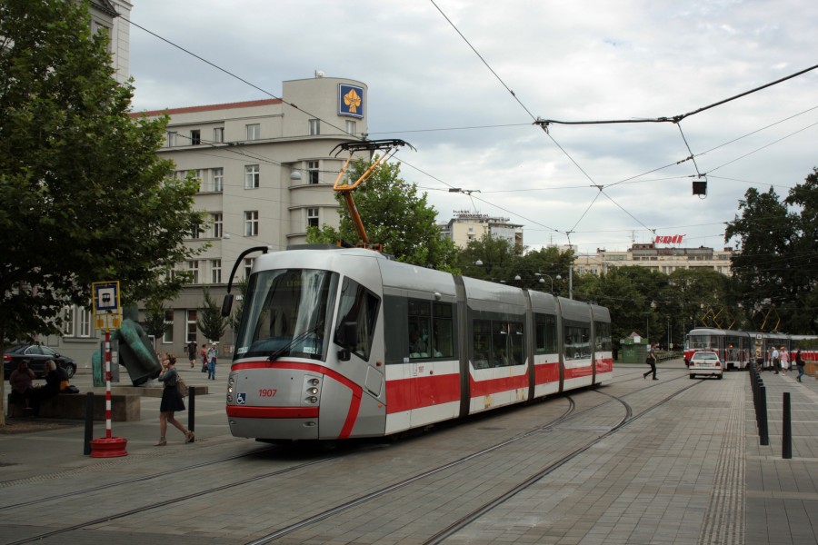 Brno, Moravské nám., zastávka Česká, Škoda 13T č. 1907 (01)