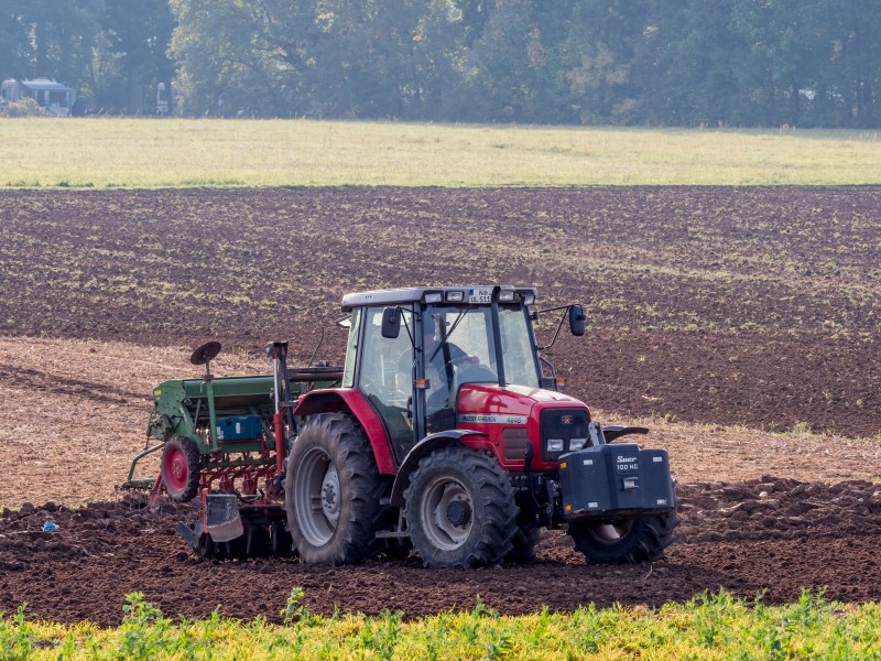 Buger Wiesen Traktor mit Drillmaschine 9304655