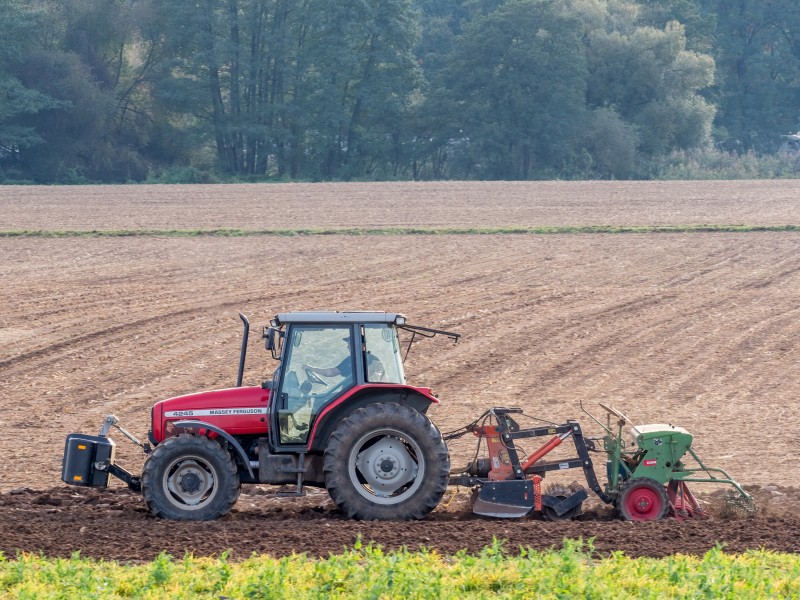 Buger Wiesen Traktor mit Drillmaschine 9304671
