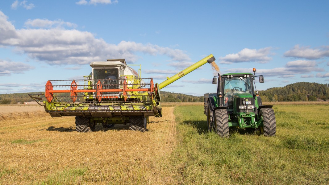 CLAAS Dominator 96, John Deere 6620 Västerby 01