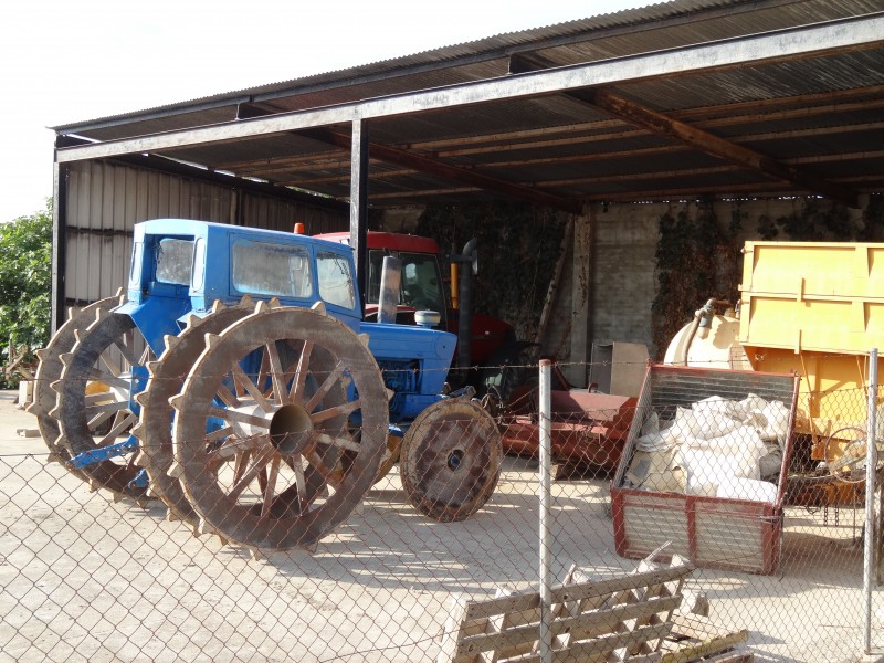 Cobert amb un tractor al Delta de l'Ebre