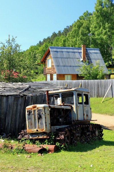 Drewniany dom i stary pojazd w Bolszych Kotach