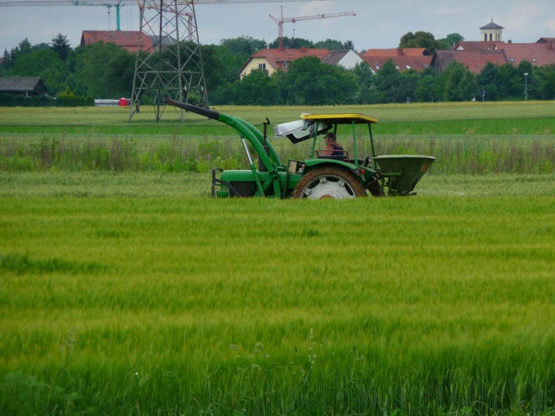 Feldarbeit mit Traktor