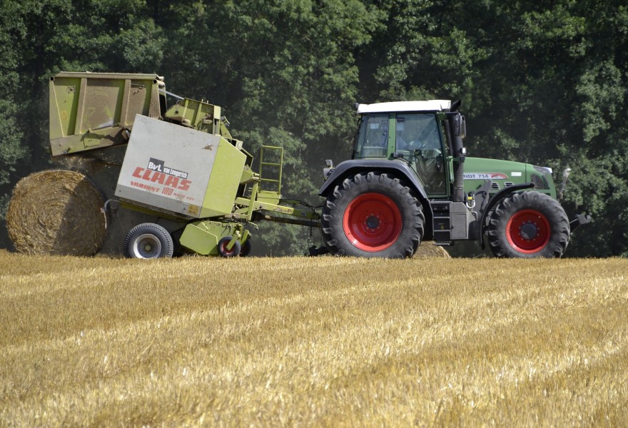 Fendt 714 Vario with a Claas-baler