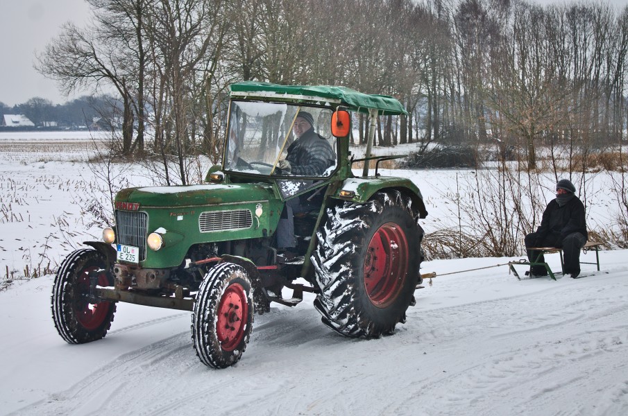 Fendt Farmer pulling sledge