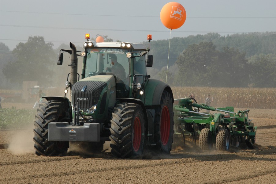 Fendt tractor with Amazone cultivator combination