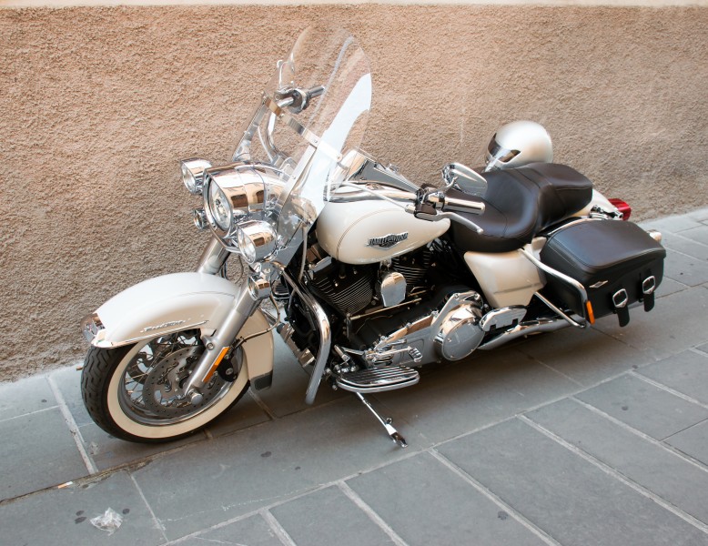Harley-Davidson Road King white