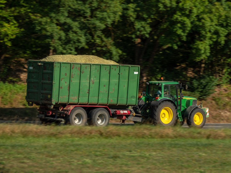 John Deere with trailer P8191534