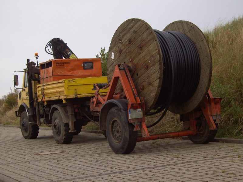 Kabeltrommel Anhänger mit Zugmaschiene