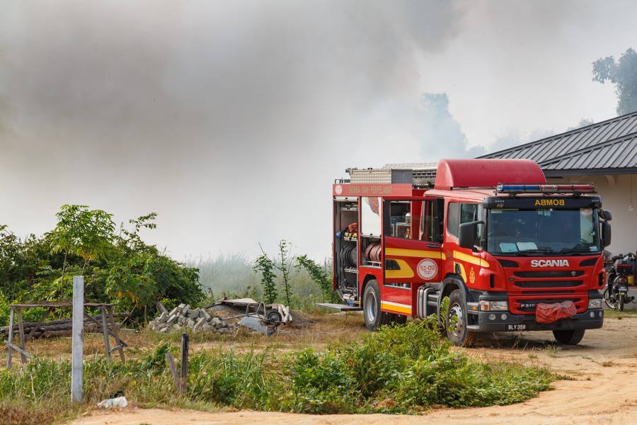 Kg-Simpangan Tuaran Sabah Firefighters-controlling-bushfires-02