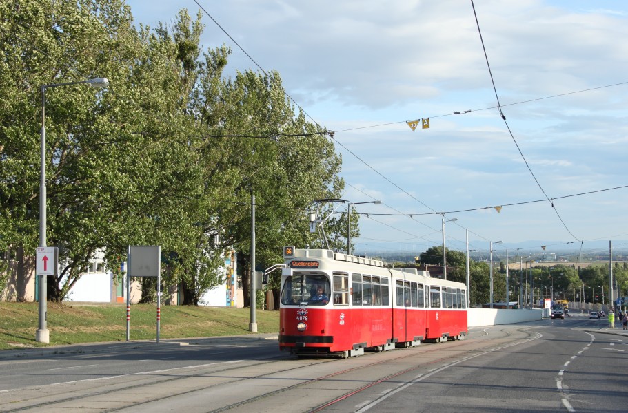 Linie 66 Favoritenstrasse vor Hst Altes Landgut