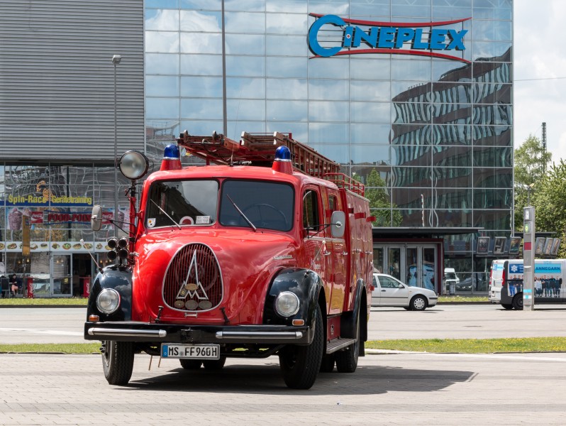 Münster, Hafenplatz, Feuerwehrfahrzeug -- 2015 -- 5856