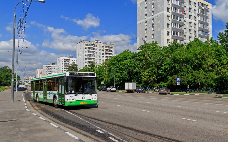 Nagatinsky Zaton NovinkiStreet with bus 05-2015