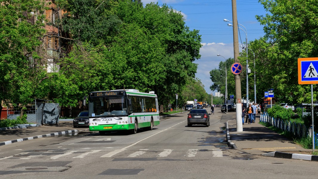 Nagatinsky Zaton YakornayaStreet with bus 05-2015