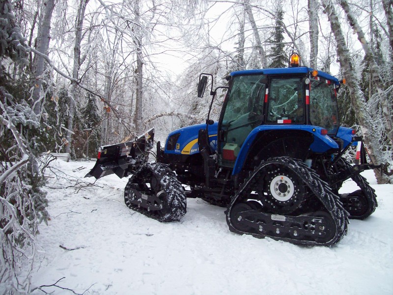 New Holland T5060, rubber tracks, snow plow 2