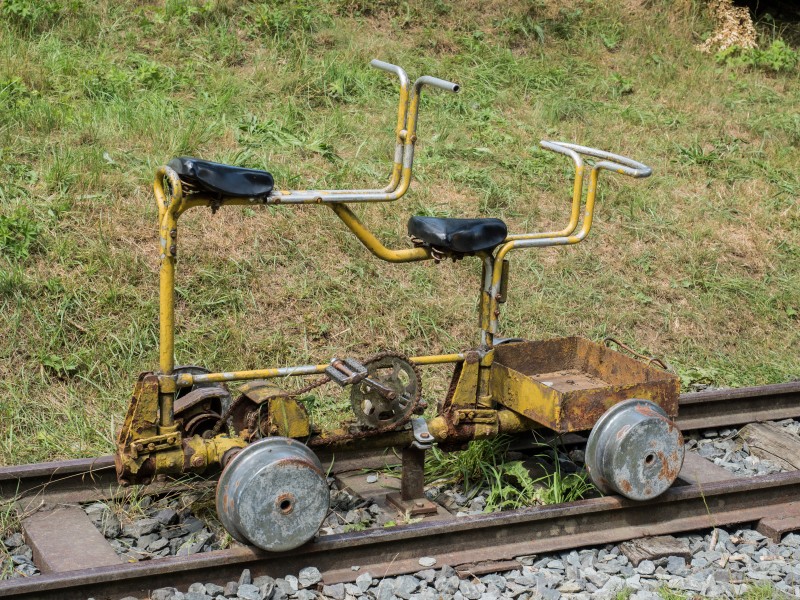 Schienen-Fahrrad-fuer-Bergwerke-7300941