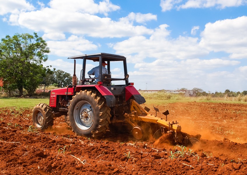 Tractor arando la tierra para cultivo