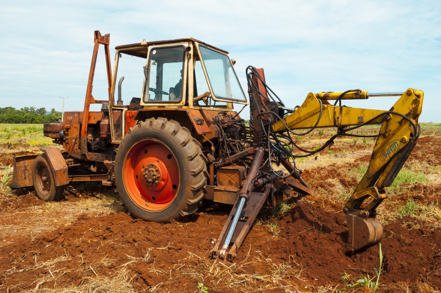 Tractor perforando la tierra para colocación de sistema de regadíos
