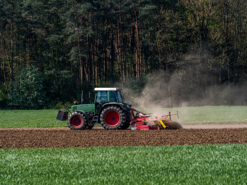Traktor-Fendt 501 C -mit-Egge-5022829