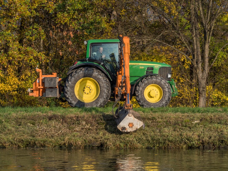 Traktor am MD-Kanal 082298