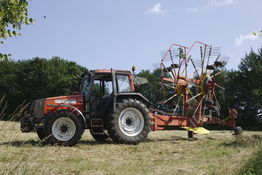 Traktor med høvender