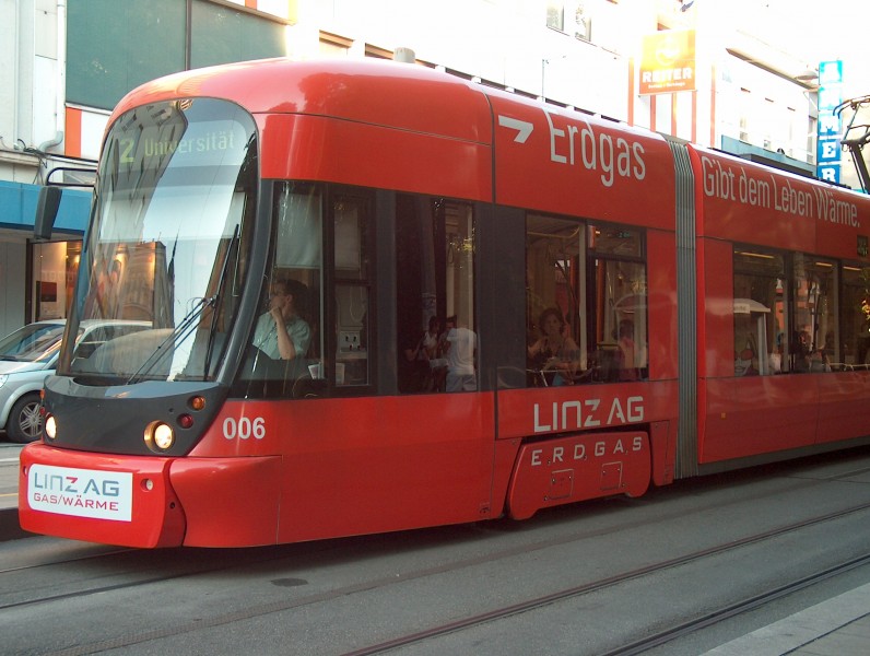 Tram driver in Linz HPIM6826 Erdgas-ratikka