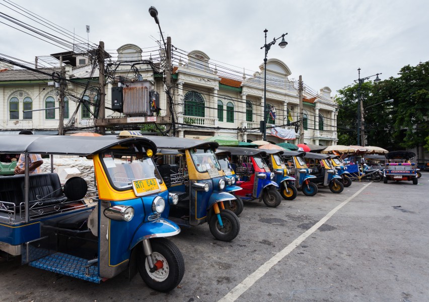 Tuc-tucs en la Calle Maha Rat, Bangkok, Tailandia, 2013-08-22, DD 01