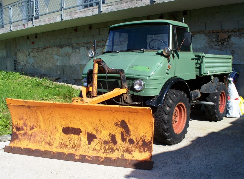 Unimog Schneepflug in Sankt Oswald-Riedlhütte