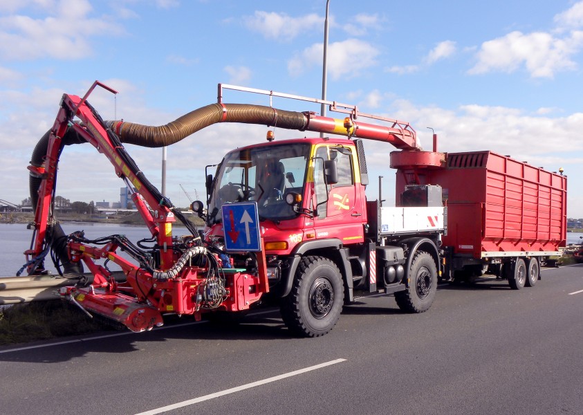 Unimog U 400 roadside grass cutting (1)