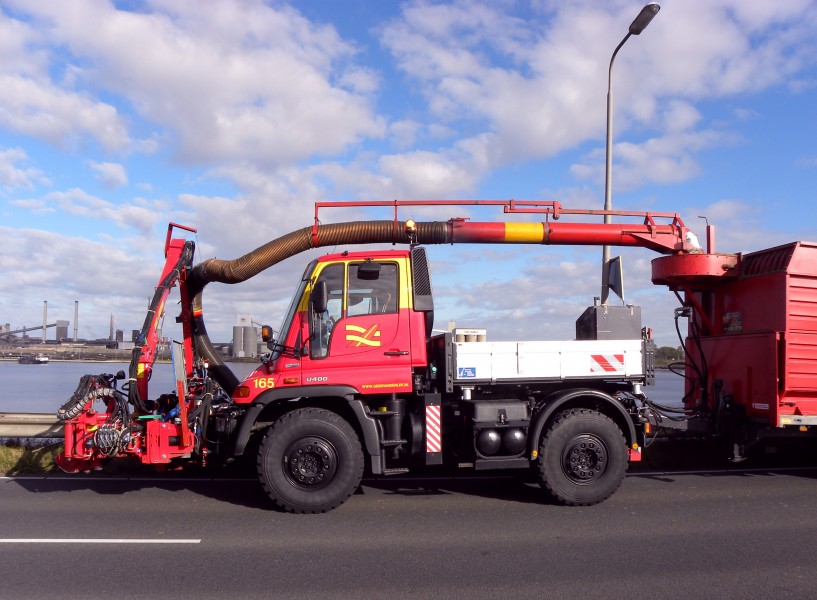 Unimog U 400 roadside grass cutting (2)