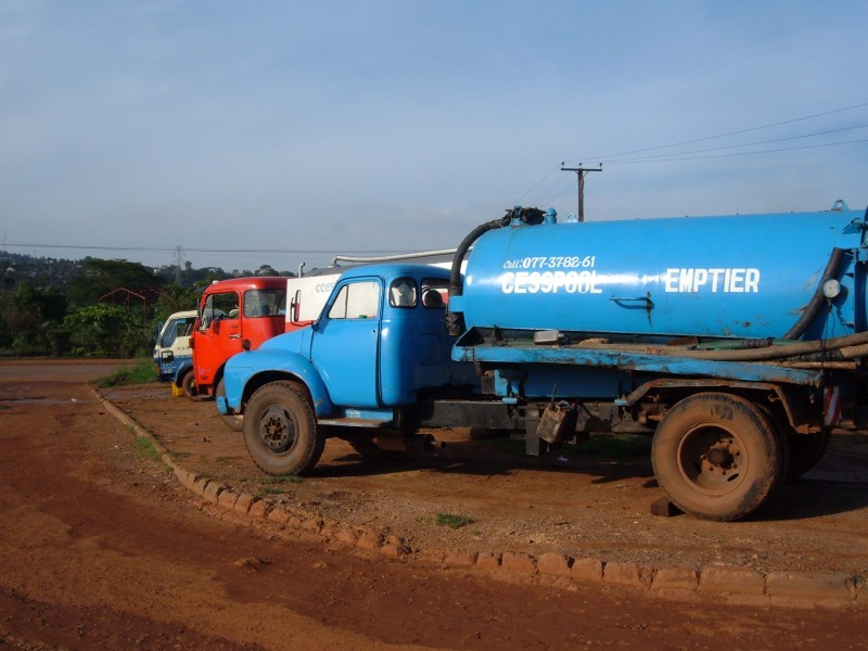 Vacuum tanker for pit emptying