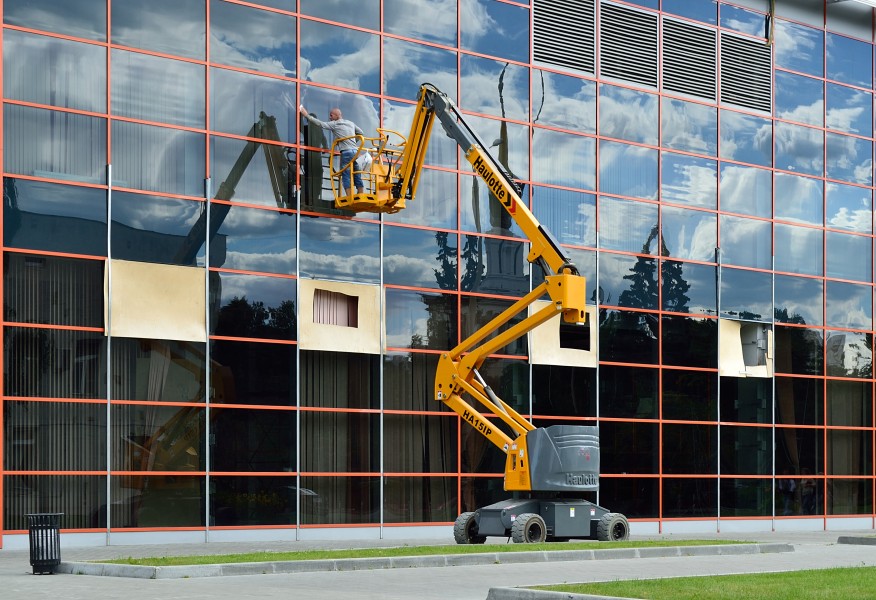 Window cleaner on Haulotte HA15IP lift